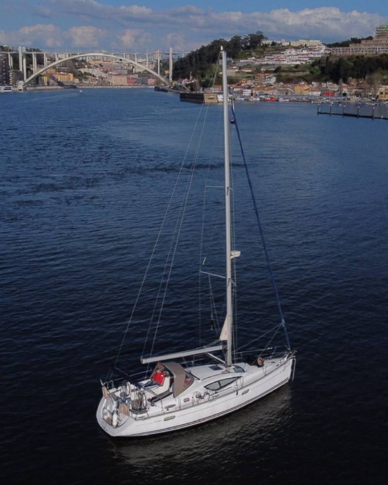 Jeanneau Sun Odyssey 39DS Interior Cabin