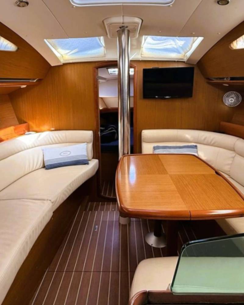 Jeanneau Sun Odyssey 39DS Under Sail